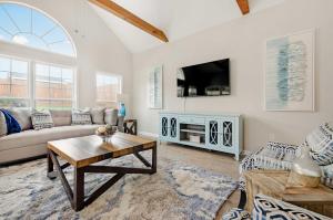 Et tv og/eller underholdning på Fenced Yard and Ping-Pong Table Spacious Graham Gem