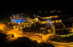 une vue aérienne sur un bâtiment la nuit dans l'établissement Bivalvia Apartments, à Ulcinj