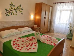 Postel nebo postele na pokoji v ubytování Apartmani Milenko Lubenice