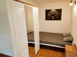 1 dormitorio con cama y espejo en Zwierzyniecka Apartamenty LUNA Białystok, en Białystok