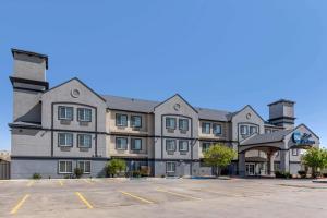 Best Western Palo Duro Canyon Inn & Suites في كانيون: مبنى كبير وامامه موقف سيارات