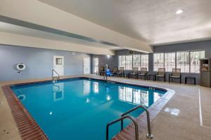 uma grande piscina num quarto de hotel em Best Western Palo Duro Canyon Inn & Suites em Canyon