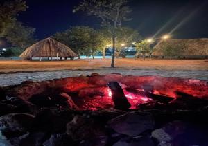 a fire pit in a park at night at Cabana Camping Jalapão in São Félix