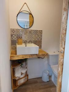 La salle de bains est pourvue d'un lavabo et d'un miroir. dans l'établissement Bungalow A Gandriña 2, à Ponte Do Porto