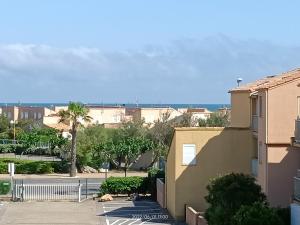 balcone con vista su un condominio di St Pierre La Mer,Appartement T2 en residence calme a Fleury