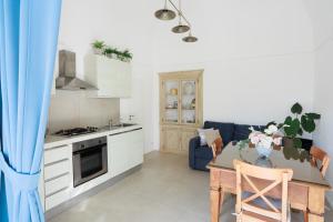 Una cocina y una sala de estar con una mesa. en La Pigna Blu, en Anacapri