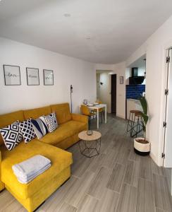 een woonkamer met een bank en een tafel bij The2G Beach Apartment in Torremolinos