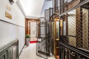 ローマにあるRelais de l'Operaの門と建物の門付廊