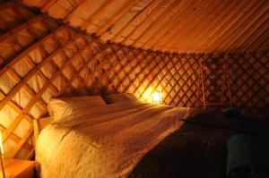 Postel nebo postele na pokoji v ubytování Spacious heated Yurt with Hot tub, 5 mins to beach