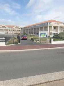 a car is parked in front of a building at EN VENDEE à saint hilaire de riez DUPLEX 4/6pers in Saint-Hilaire-de-Riez