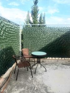 een patio met een tafel en stoelen en een hek bij Suite amplia privada a 8 min del centro in Aguascalientes