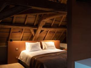 - une chambre avec un grand lit et des oreillers blancs dans l'établissement Modern holiday home in Schimmert with terrace, à Schimmert