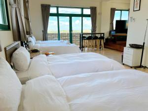 سرير أو أسرّة في غرفة في Azumaya guest house
