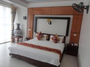 
A bed or beds in a room at Ruby Hotel Dien Bien Phu
