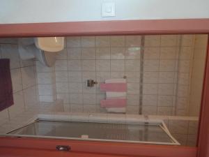 La salle de bains est pourvue d'une douche et de serviettes roses. dans l'établissement Hotel-Restaurant du Windstein, à Windstein