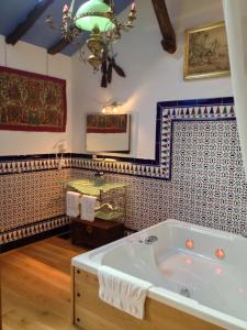Cette chambre comprend une salle de bains pourvue d'une grande baignoire. dans l'établissement Hotel Rural El secreto del Castillo, à Maderuelo