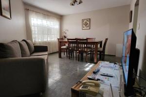 una sala de estar con un sofá y una mesa en DUPLEX EN GODOY CRUZ Mendoza, en Godoy Cruz