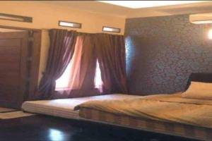 Tempat tidur dalam kamar di Nice house with modern furniture at Bandung