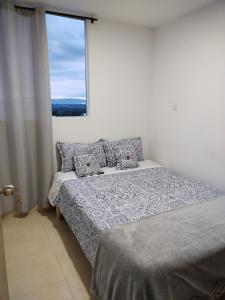 Cama o camas de una habitación en Encantador apartamento con vista a parque temático