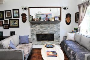 - un salon avec un canapé et une cheminée dans l'établissement Sweet Dreams B&B LA, à Sherman Oaks