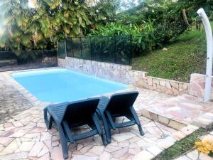 Lauatennis majutusasutuses Studio cosy avec piscine või selle läheduses