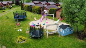 widok z powietrza na plac zabaw w ogrodzie w obiekcie Domki Słoneczny Brzeg w mieście Dąbki