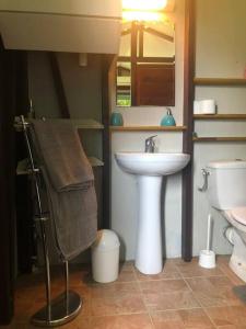 Koupelna v ubytování Charmant bungalow avec piscine