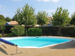 mały niebieski basen w ogrodzie z drzewami w obiekcie Villa Les Sables-d'Olonne, 4 pièces, 6 personnes - FR-1-485-115 w mieście Les Sables-dʼOlonne