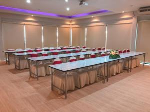 una gran sala de conferencias con mesas y sillas. en The Chevalley Beach Resort, en Satun