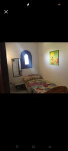 阿萊曼的住宿－chalet for rent at marina 7 el alamein 4 bedrooms air conditions marina card，一间卧室设有两张床和一个小窗口