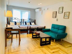 sala de estar con sofá y mesa en TIME SHARING STAY Ikebukuro, en Tokio