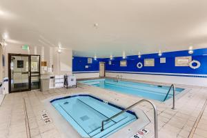 - une grande piscine dans un bâtiment dans l'établissement Baymont by Wyndham Loveland - Fort Collins Area, à Loveland