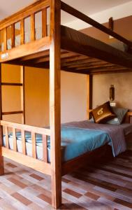 מיטה או מיטות קומותיים בחדר ב-Ba Be Hostel
