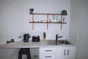 - une cuisine avec un évier et un comptoir dans l'établissement River Vibes Devonport, à Devonport