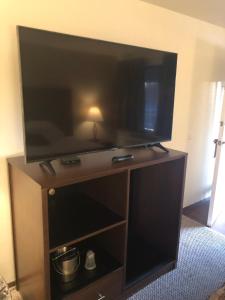 TV a/nebo společenská místnost v ubytování Red Lion Inn and Suites La Pine, Oregon