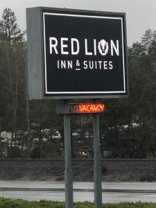 una señal para una posada de leones rojos y suites en Red Lion Inn and Suites La Pine, Oregon, en La Pine