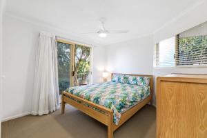 サンシャインビーチにある6 Pacific Outlook Modern unit with lovely Ocean Views Pool in Complex Walk to Beachのベッドと窓のある寝室 +12枚の写真