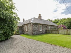 una antigua casa de piedra con un patio en North Firbank - Culzean Castle en Maybole
