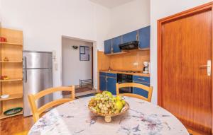 Kuchyň nebo kuchyňský kout v ubytování 1 Bedroom Nice Apartment In Jurandvor