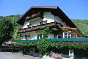 a building with flowers on the side of it at Haus Grützner in Dorfgastein