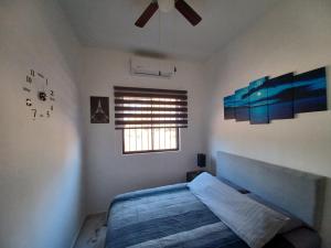 um quarto com uma cama e uma janela em Hacienda Gallardos 104-3 em San Carlos