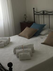 a bed with towels on top of it at Appartamenti Affittacamere Villa Striari in Otranto