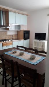 Η κουζίνα ή μικρή κουζίνα στο Appartamenti Affittacamere Villa Striari +27 φωτογραφίες