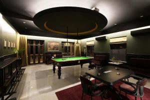 Piljardilaud majutusasutuses Mehta Mansion by StayVista - A Villa with a Swimming Pool and Pool Table