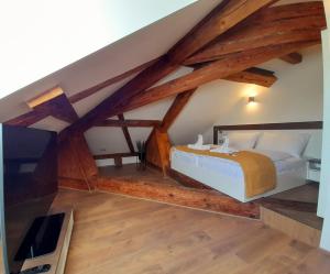 1 dormitorio con 1 cama en el ático en Residence Mariánská, en České Budějovice