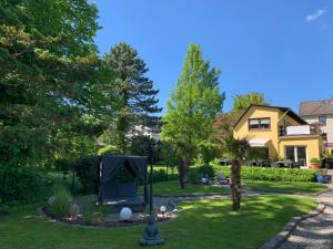 un jardín con un aro de baloncesto en el césped en Gästehaus Schwentineblick, en Malente