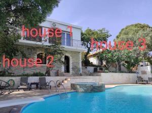 ラゴニッシにある3-house Villa with amazing infinity poolの建物前のスイミングプール付き住宅