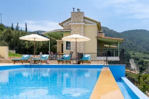 Bazén v ubytovaní Endless Blue Villa Lefkada alebo v jeho blízkosti