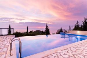 Bazén v ubytovaní Endless Blue Villa Lefkada alebo v jeho blízkosti