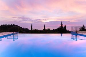 Bazén v ubytovaní Endless Blue Villa Lefkada alebo v jeho blízkosti